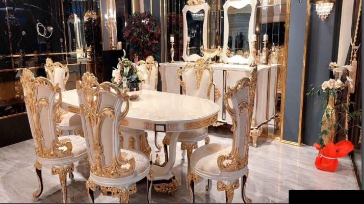 Elegant dining room set in gold for sophisticated furnishings